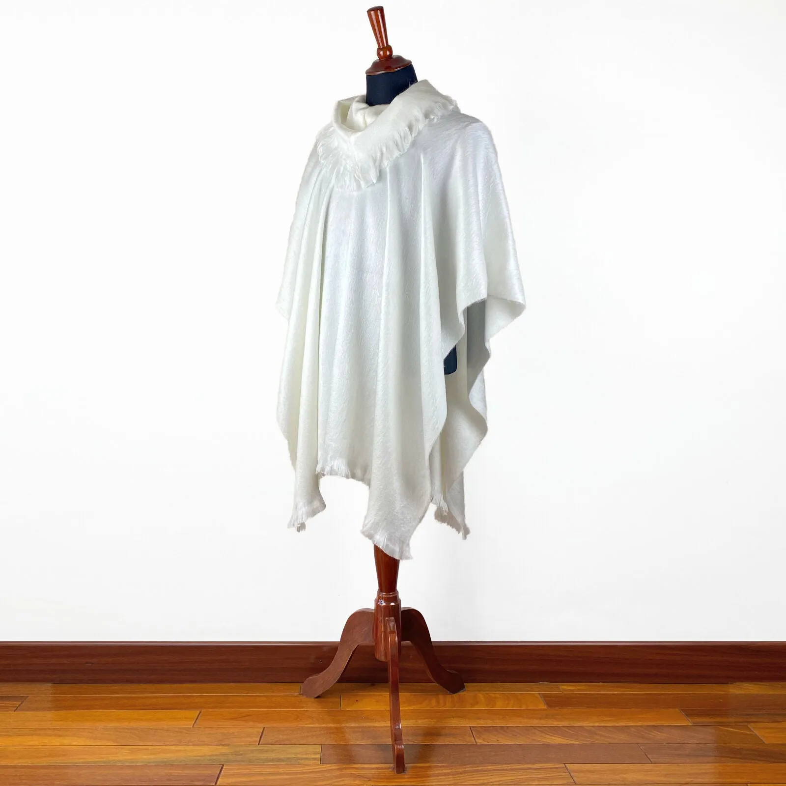 Numbaime - Lightweight Baby Alpaca Collared Poncho - White - Unisex