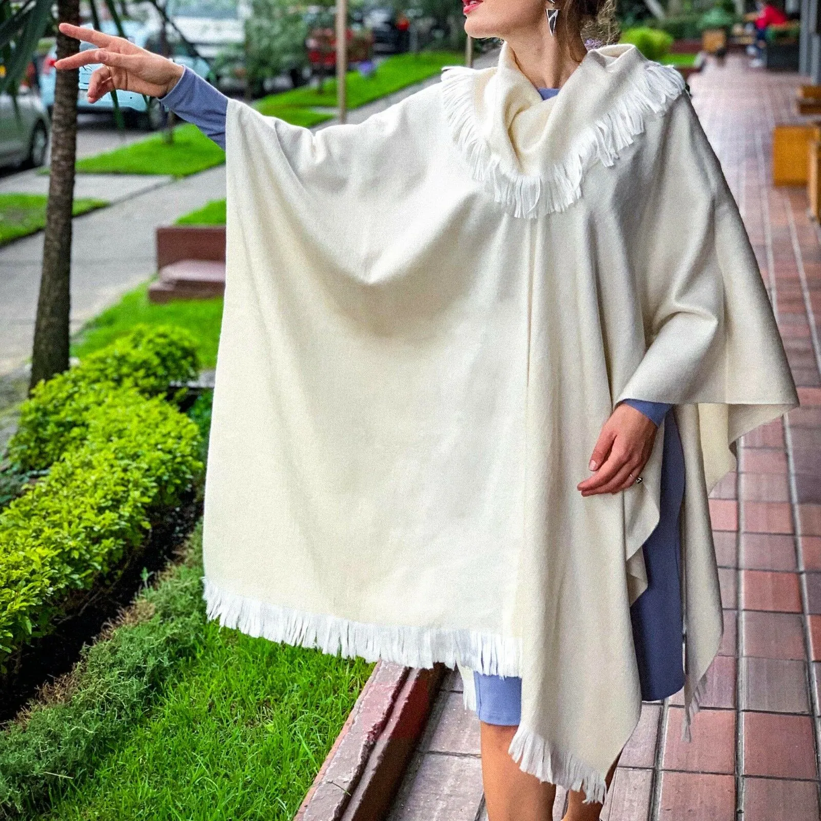 Numbaime - Lightweight Baby Alpaca Collared Poncho - White - Unisex