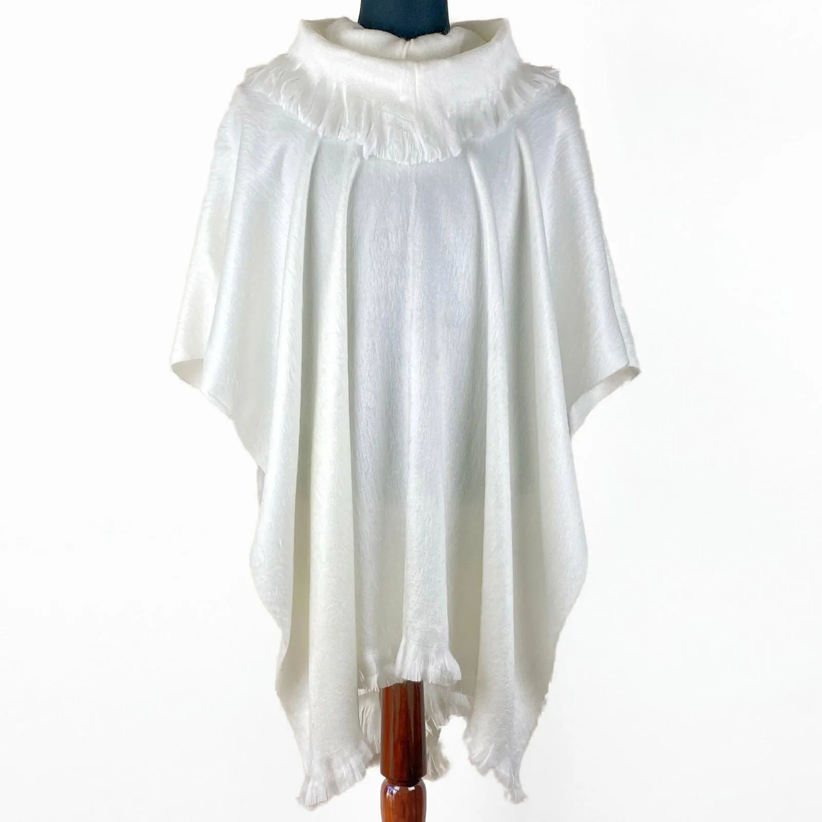 Numbaime - Lightweight Baby Alpaca Collared Poncho - White - Unisex